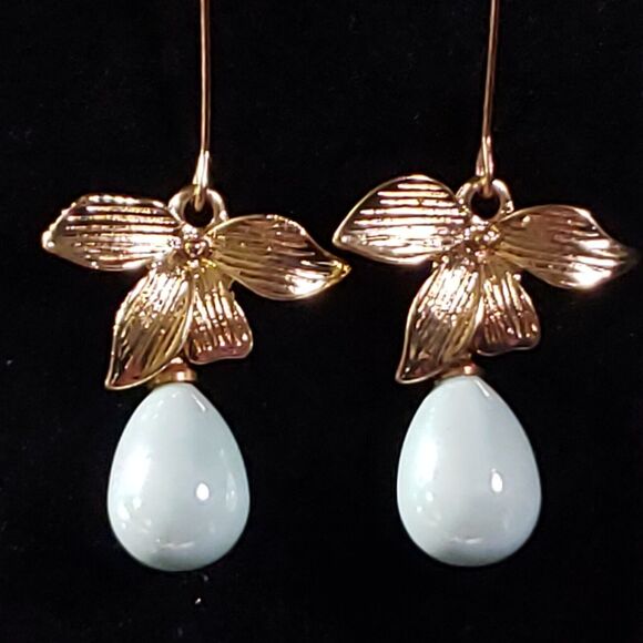 Long Wire Earrings Gold Tone Bows & Pearlescent Mint Green Egg Shaped Dangles - Picture 2 of 10